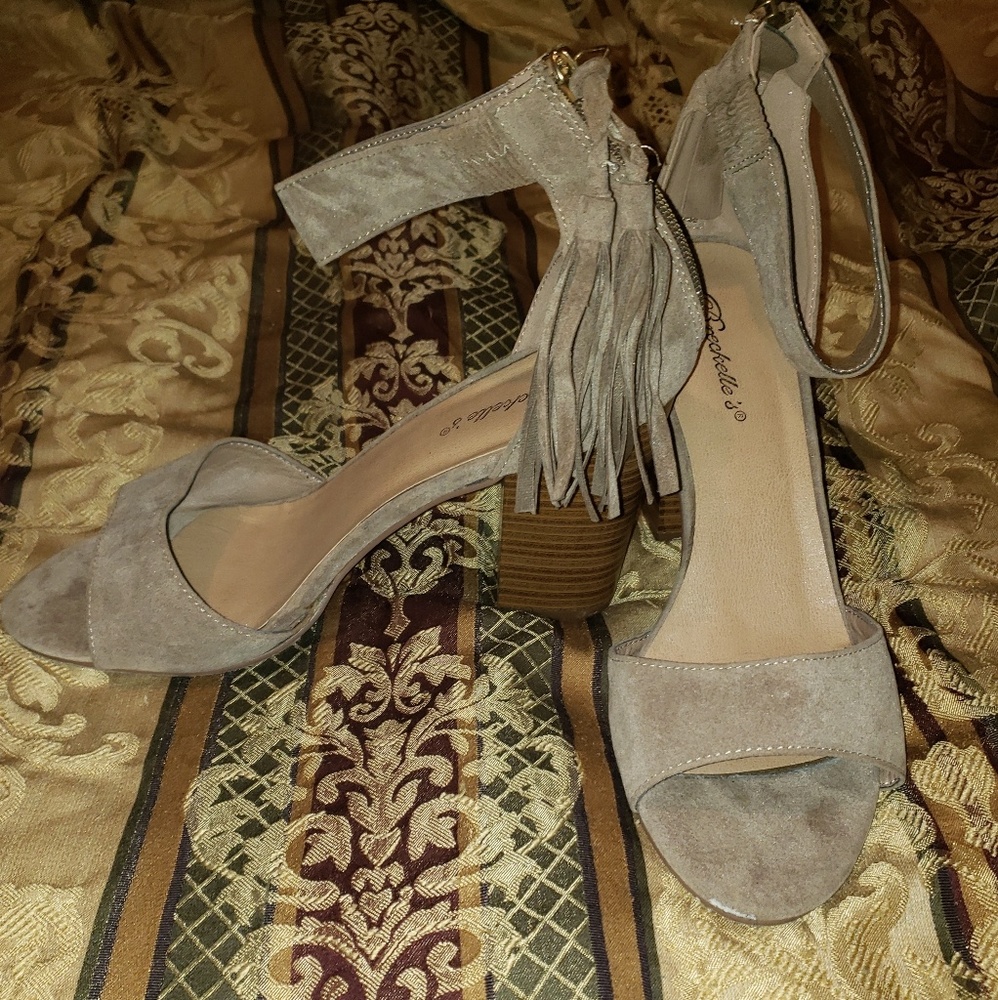 Breckelles Tan heels